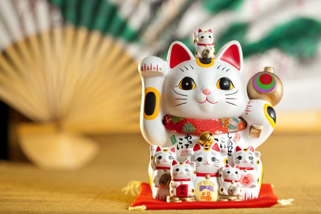 талисман кота в японии