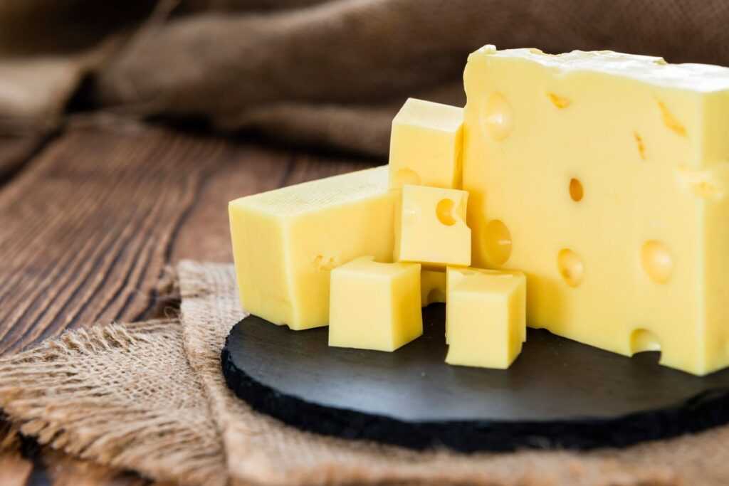 сыр на тарелке